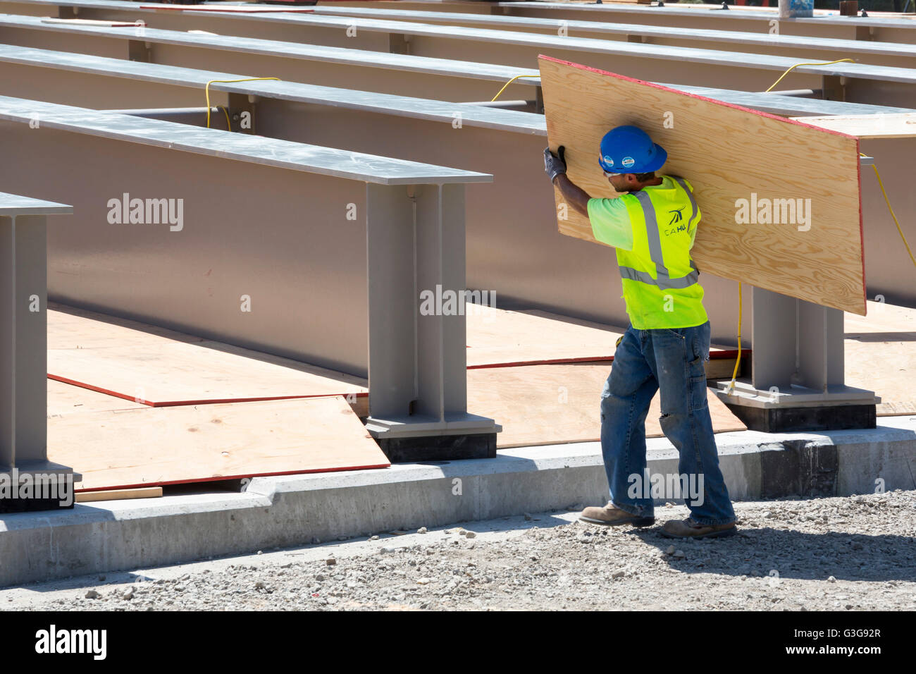 Detroit, Michigan - travailleurs construisent un pont pour porter sur l'Interstate 94, Avenue Antoine. Banque D'Images