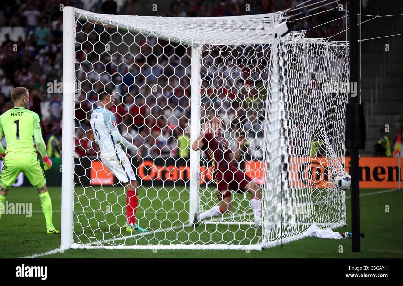 La Russie Denis Glushakov (à droite) du côté marque son premier but du jeu que l'Angleterre le gardien de but Joe Hart (à gauche) et l'Angleterre's Chris Smalling (centre) regardez sur pendant l'UEFA Euro 2016, Groupe B match au Stade Vélodrome, Marseille. Banque D'Images