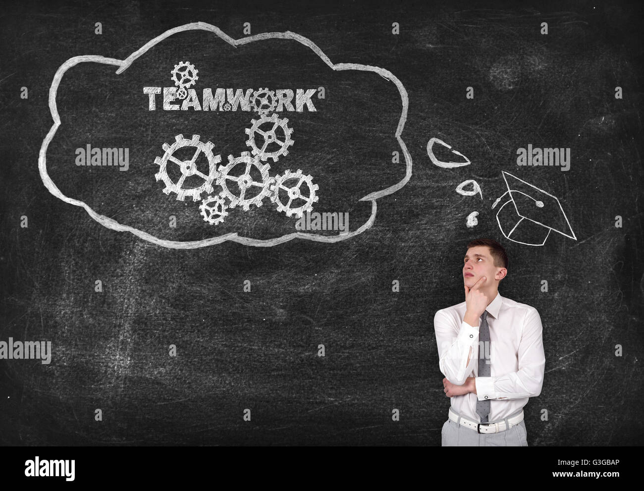 Businessman pense à l'équipe efficace. dessin d'équipe concept sur tableau noir Banque D'Images