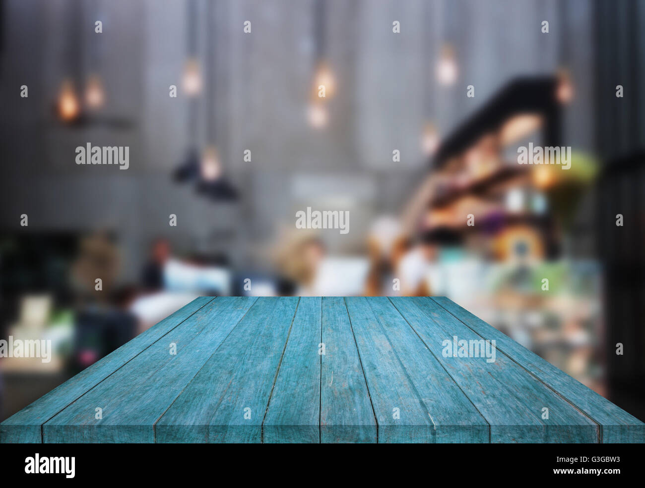 Table en bois bleu haut avec arrière-plan flou dans coffee shop, stock photo Banque D'Images