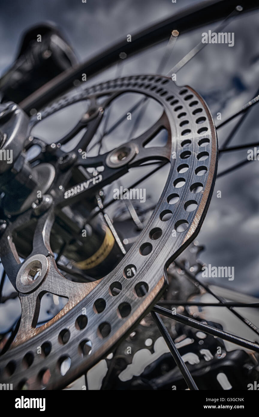 Métal acier frein à disque vélo de route donnant une grande capacité  d'arrêt rupture brutale mais coupantes couteau coupe risque de coupure  Photo Stock - Alamy