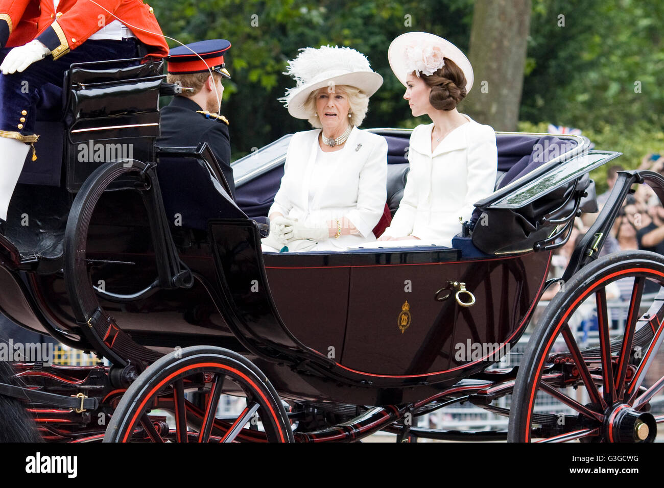 Famille royale britannique dans carriiges sur le mall pour la parade la couleur Banque D'Images