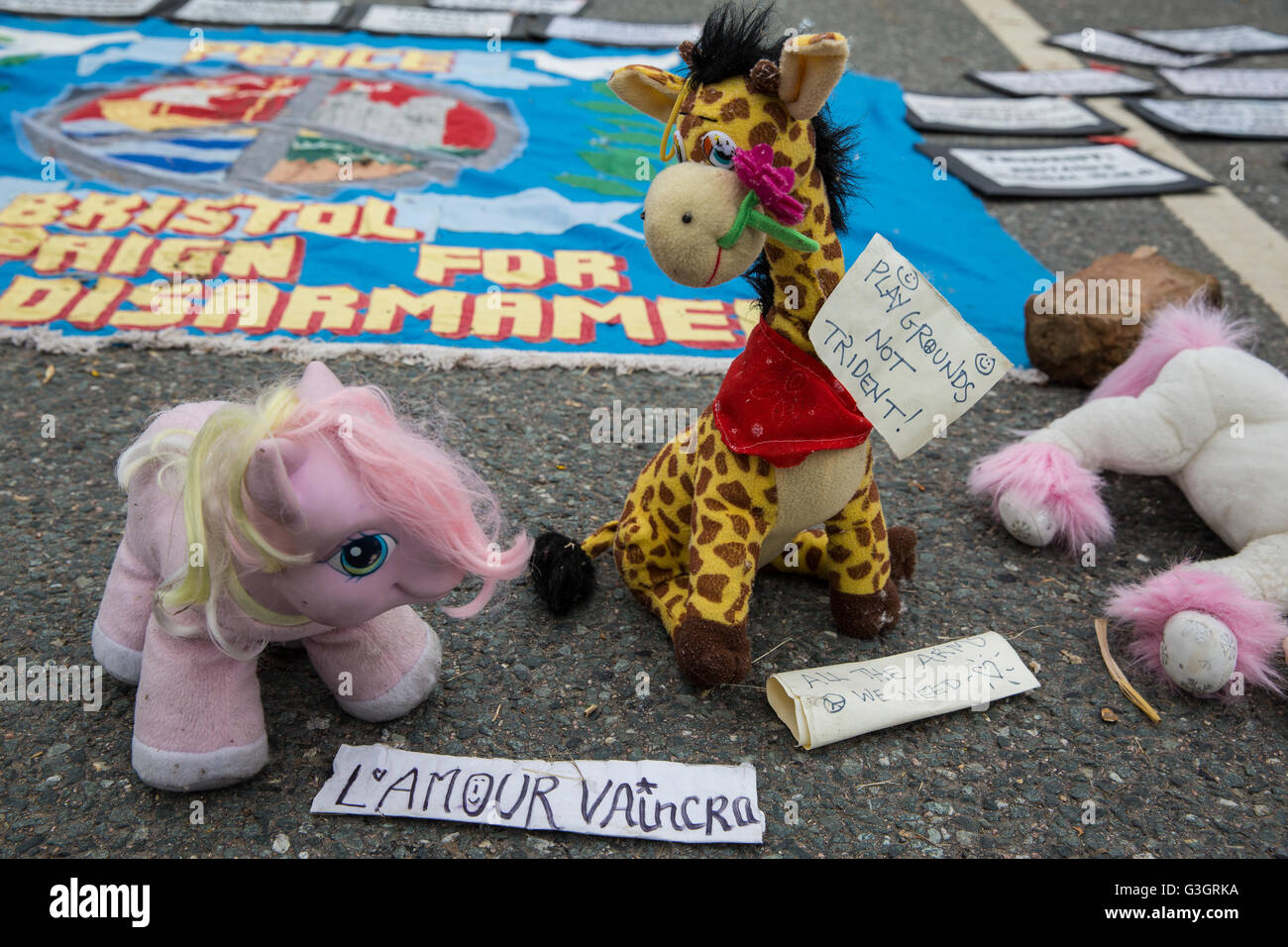 Burghfield, UK. 11 Juin, 2016. Accessoires placés par les militants de la paix à l'extérieur de l'entrée des livraisons de l'AWE Burghfield le cinquième jour d'un blocus dans le cadre d'un mois d'action contre le renouvellement du Trident destiné "aux blocus, à occuper et à perturber l'usine" responsable de l'assemblage final de Trident monté des têtes nucléaires. Credit : Mark Kerrison/Alamy Live News Banque D'Images