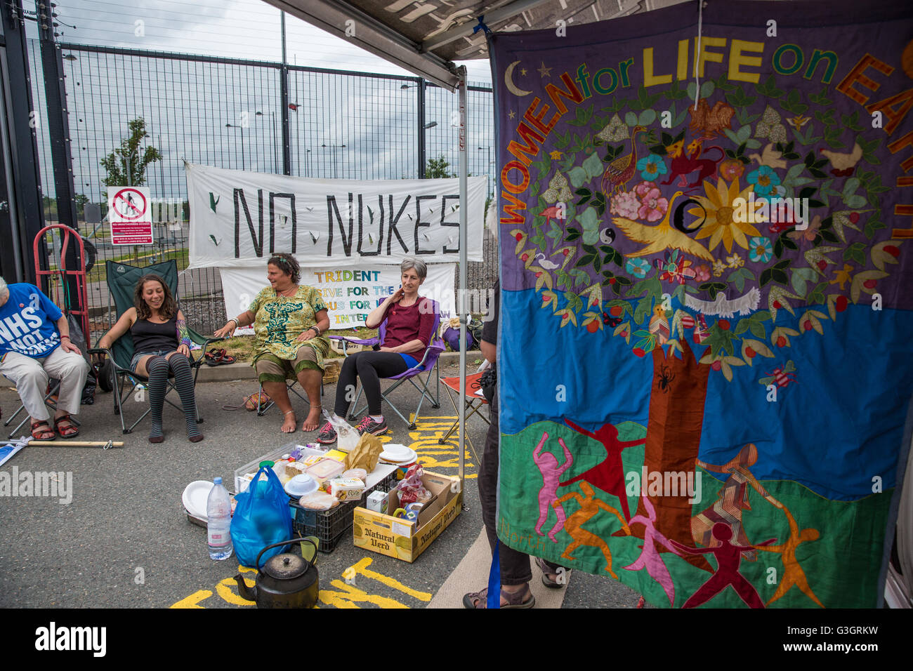Burghfield, UK. 11 Juin, 2016. Les militants de la paix le blocus de l'AWE Burghfield entrée livraisons pour une cinquième journée consécutive dans le cadre d'un mois d'action contre le renouvellement du Trident destiné "aux blocus, à occuper et à perturber l'usine" responsable de l'assemblage final de Trident monté des têtes nucléaires. Credit : Mark Kerrison/Alamy Live News Banque D'Images