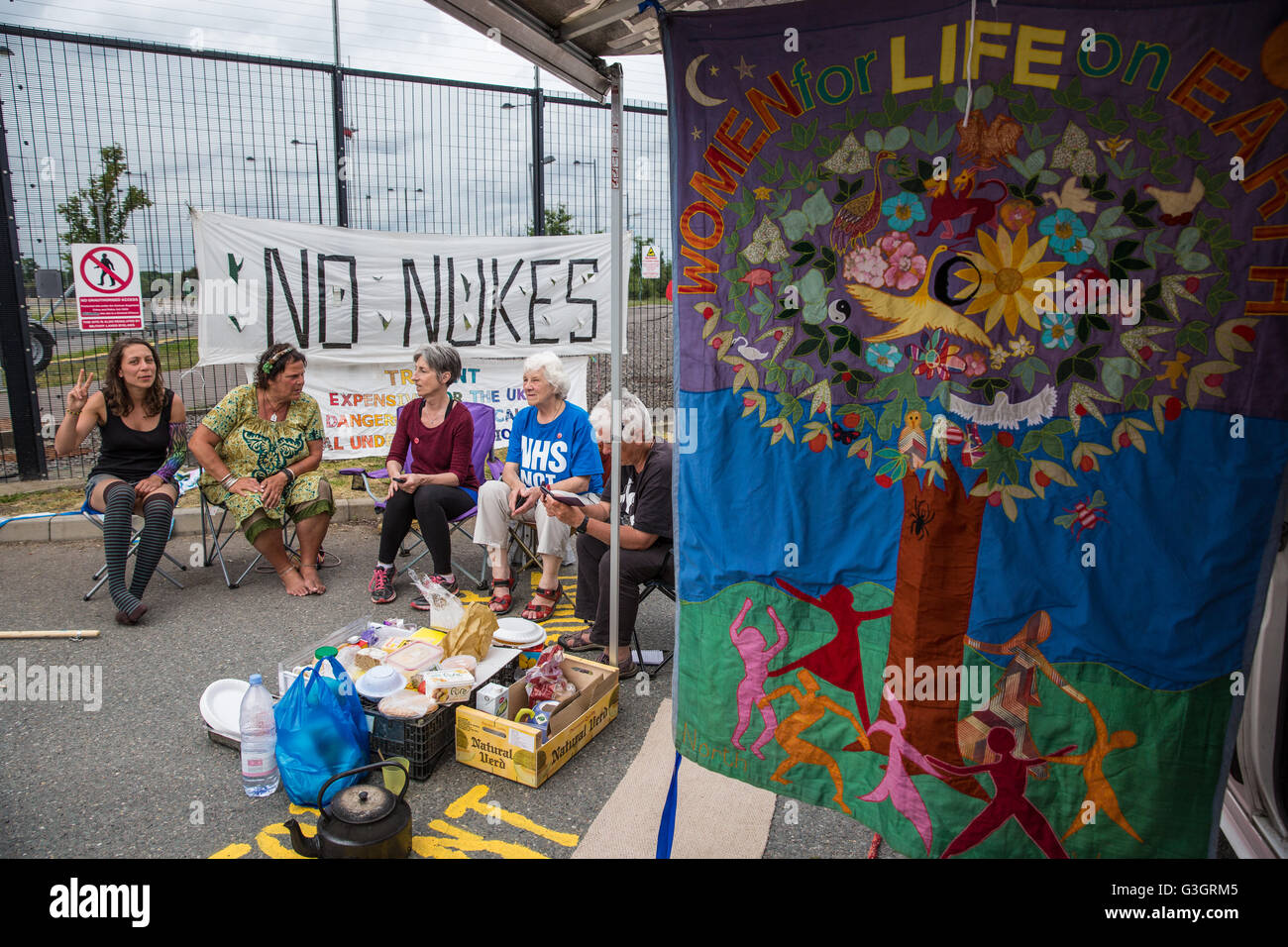 Burghfield, UK. 11 Juin, 2016. Les militants de la paix le blocus de l'AWE Burghfield entrée livraisons pour une cinquième journée consécutive dans le cadre d'un mois d'action contre le renouvellement du Trident destiné "aux blocus, à occuper et à perturber l'usine" responsable de l'assemblage final de Trident monté des têtes nucléaires. Credit : Mark Kerrison/Alamy Live News Banque D'Images