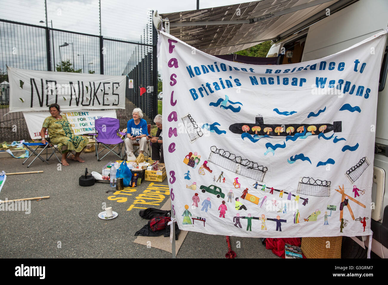 Burghfield, UK. 11 Juin, 2016. Les militants de la paix le blocus de l'AWE Burghfield entrée livraisons pour une cinquième journée consécutive dans le cadre d'un mois d'action contre le renouvellement du Trident destiné "aux blocus, à occuper et à perturber l'usine" responsable de l'assemblage final de Trident monté des têtes nucléaires. Credit : Mark Kerrison/Alamy Live News Banque D'Images