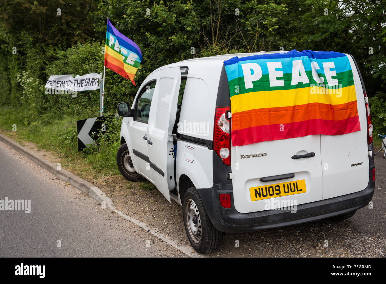 Burghfield, UK. 11 Juin, 2016. Un véhicule drapé d'un drapeau de paix stationnés près d'un blocage par les militants de la paix de l'entrée de l'AWE Burghfield livraisons. Credit : Mark Kerrison/Alamy Live News Banque D'Images