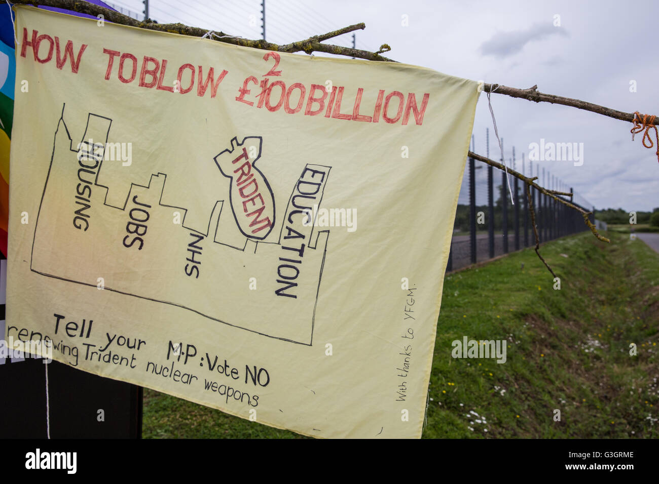 Burghfield, UK. 11 Juin, 2016. Une bannière à l'extérieur de l'AWE Burghfield sur la cinquième journée consécutive de blocus de l'entrée des livraisons dans le cadre d'un mois d'action contre le renouvellement du Trident destiné "aux blocus, à occuper et à perturber l'usine" responsable de l'assemblage final de Trident monté des têtes nucléaires. Credit : Mark Kerrison/Alamy Live News Banque D'Images