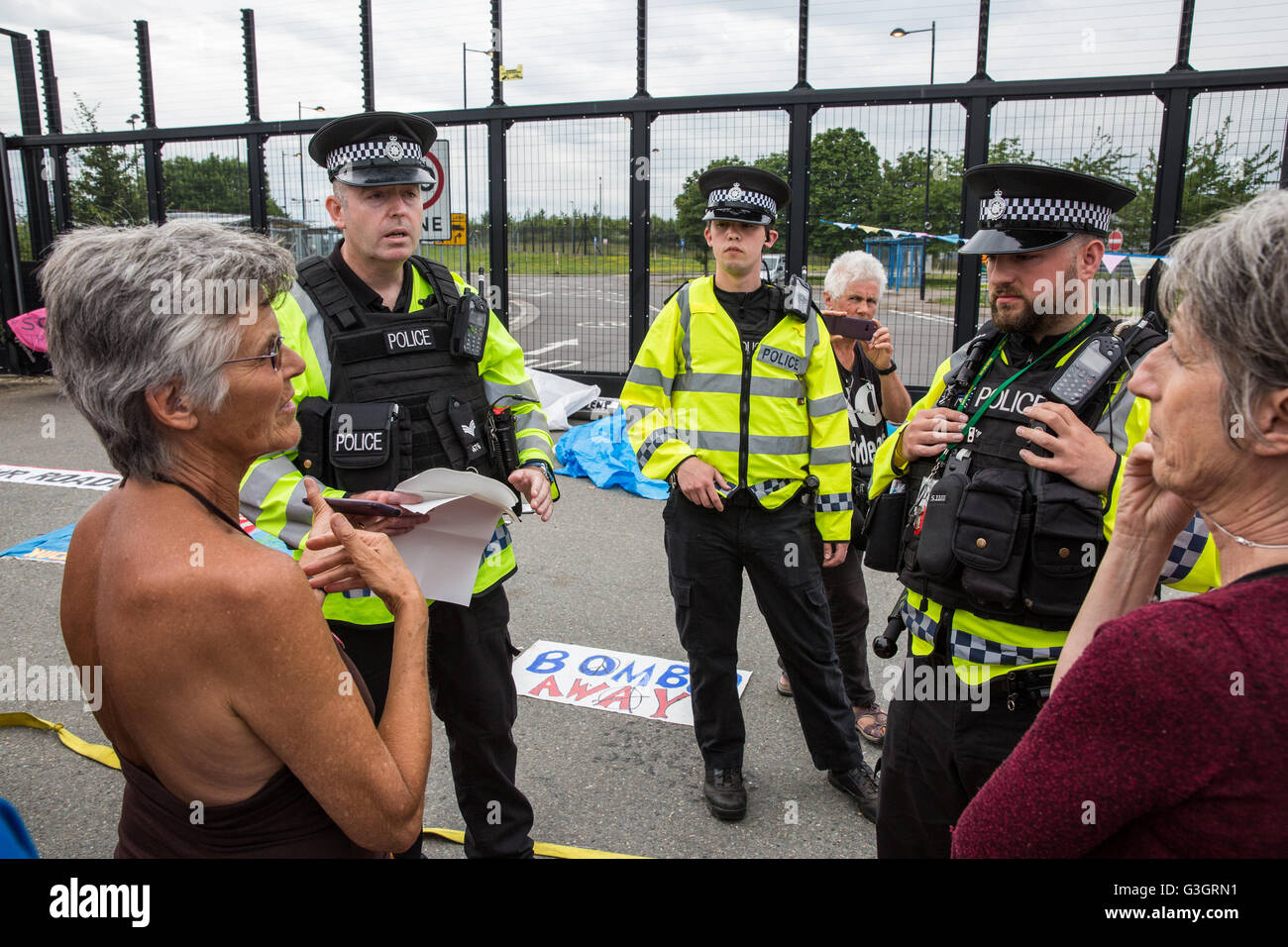 Burghfield, UK. 11 Juin, 2016. Ministère de la Défense mettent en garde les policiers ex-Greenham Common militants de la paix qu'ils recevront des citations pour avoir omis de déposer des banderoles de la clôture périphérique de l'AWE Burghfield en violation alléguée d'un byelaw interdisant de dégradation de la clôture. C'était le cinquième jour consécutif de blocus de l'entrée des livraisons dans le cadre d'un mois d'action contre le renouvellement du Trident à l'extérieur de l'usine responsable de l'assemblage final de Trident monté des têtes nucléaires. Credit : Mark Kerrison/Alamy Live News Banque D'Images