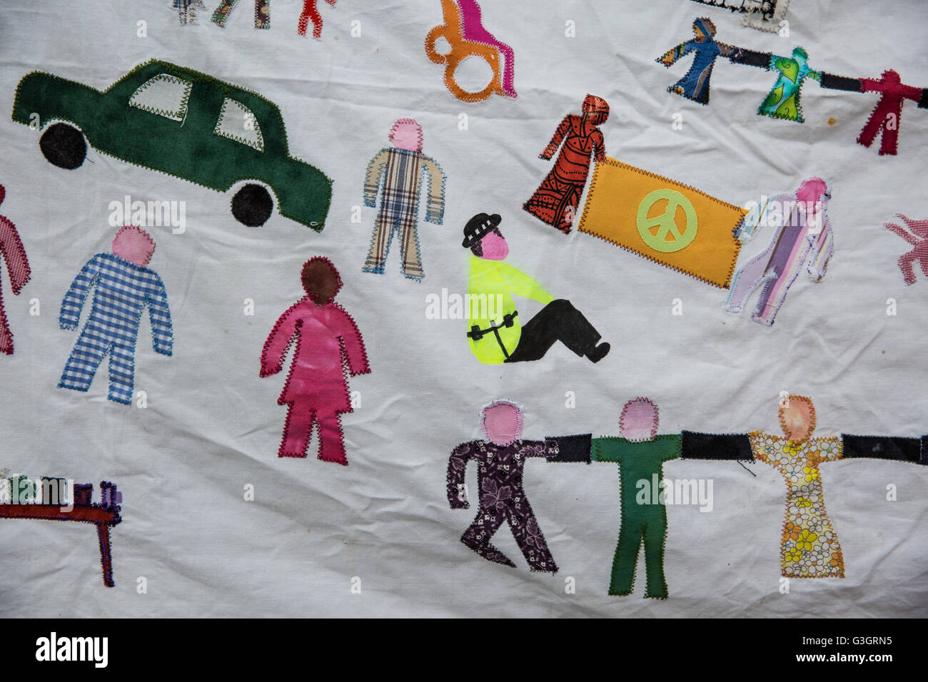 Burghfield, UK. 11 Juin, 2016. Détail d'une bannière utilisée par les militants de la paix au cours d'un blocus de l'entrée des livraisons de l'AWE Burghfield dans le cadre d'un mois d'action contre le renouvellement du Trident à l'usine responsable de l'assemblage final de Trident monté des têtes nucléaires. Credit : Mark Kerrison/Alamy Live News Banque D'Images