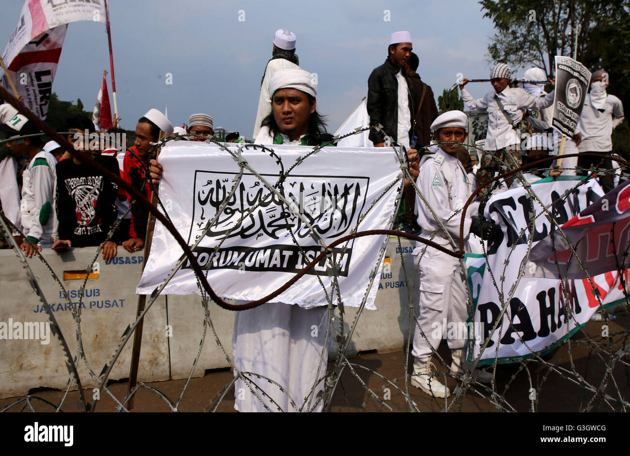 Jakarta, Indonésie. 06Th Juin, 2016. Un des organismes communautaires se sont joints à s'opposer à la communisme en face du palais de l'indépendance et a demandé instamment au gouvernement de s'opposer à la restitution de l'infrastructure de clés publiques (PKI) dans la terre de l'Indonésie. © Natanael Pohan/Pacific Press/Alamy Live News Banque D'Images