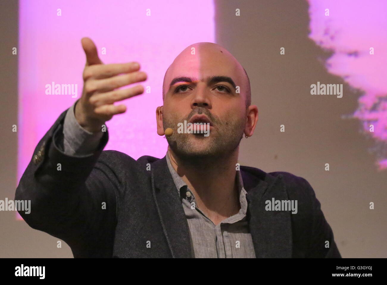 Turin, Italie. 14 mai, 2016. L'écrivain italien Roberto Saviano invité du 28e Salone Internazionale del Libro à dix ans du livre 'Gomorra'. © Massimiliano Ferraro/Pacific Press/Alamy Live News Banque D'Images