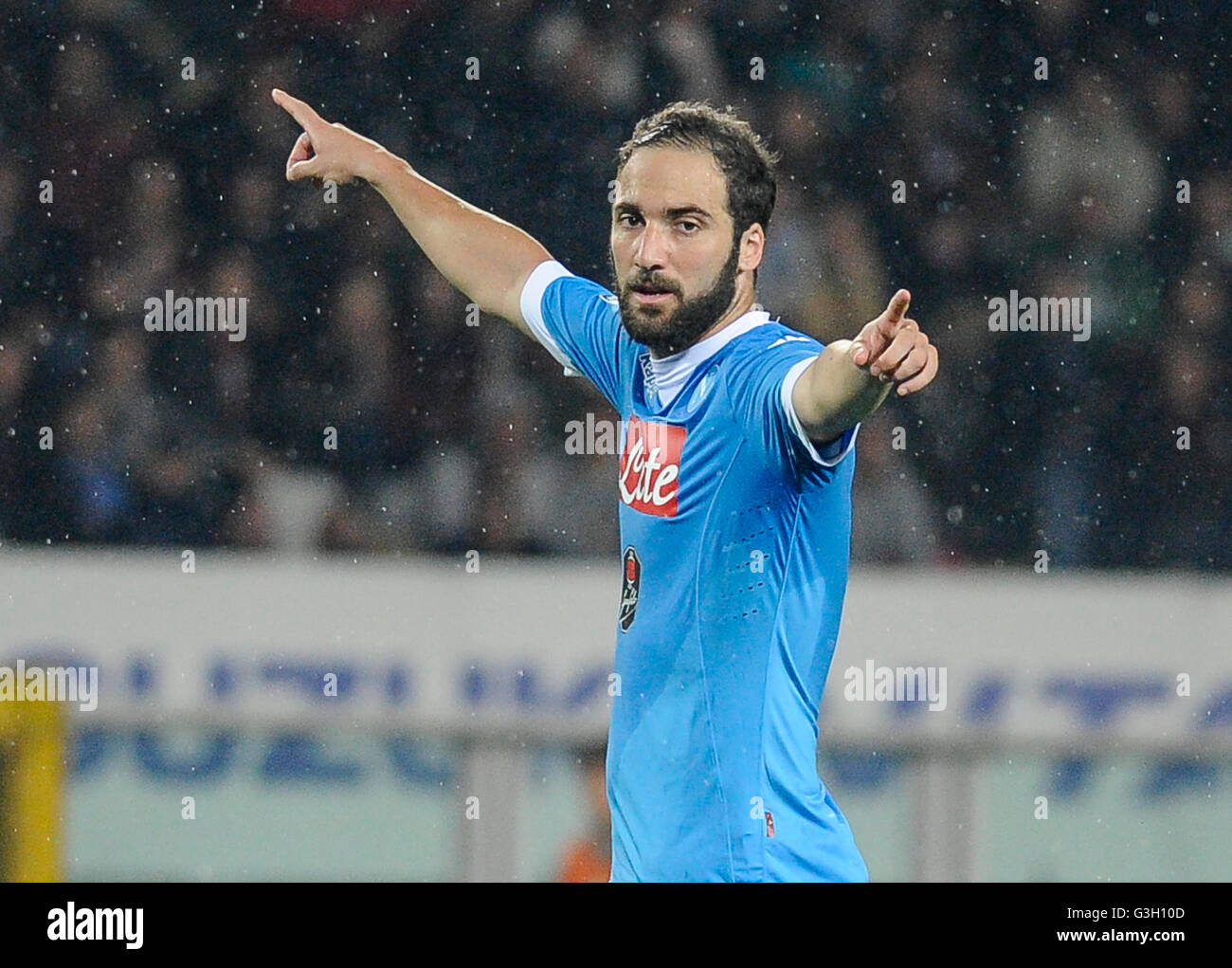 Turin, Italie. Le 08 mai, 2016. Gonzalo Higuain gestes au cours de la serie d'un match de football entre Torino FC et SSC Napoli SSC Napoli gagne 2-1 au Torino FC. © Nicolò Campo/Pacific Press/Alamy Live News Banque D'Images