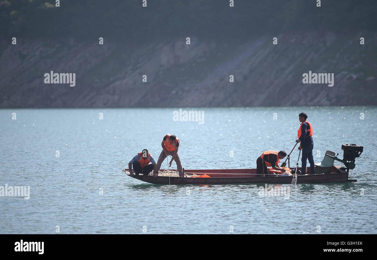 Beijing, la province chinoise du Sichuan. 5 juin, 2016. Les sauveteurs recherche des personnes disparues dans la région de Bailong Lac de Guangyuan, dans le sud-ouest de la province chinoise du Sichuan, le 5 juin 2016. Loisirs un bateau transportant 18 personnes, a chaviré sur le lac en raison d'une forte tempête samedi après-midi. Un enfant est mort et 14 personnes sont toujours portées disparues. © Xue Yubin/Xinhua/Alamy Live News Banque D'Images