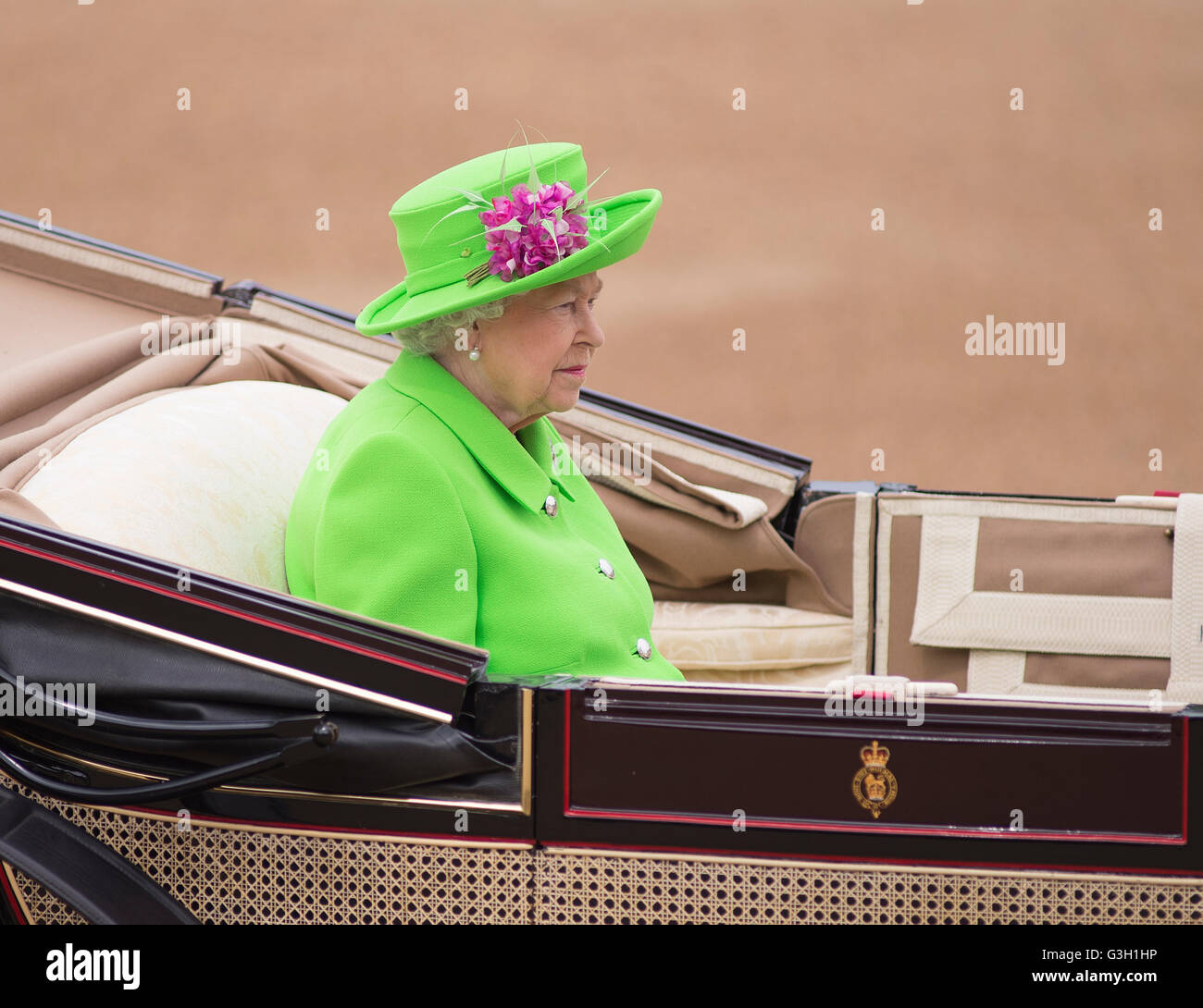 Horse Guards Parade, Londres, Royaume-Uni. 11 juin 2016. La reine Elizabeth II inspecte les troupes lors de l'inspection de la ligne lors du défilé de la couleur lors de son 90e anniversaire. Crédit : Malcolm Park/Alay Live News. Banque D'Images