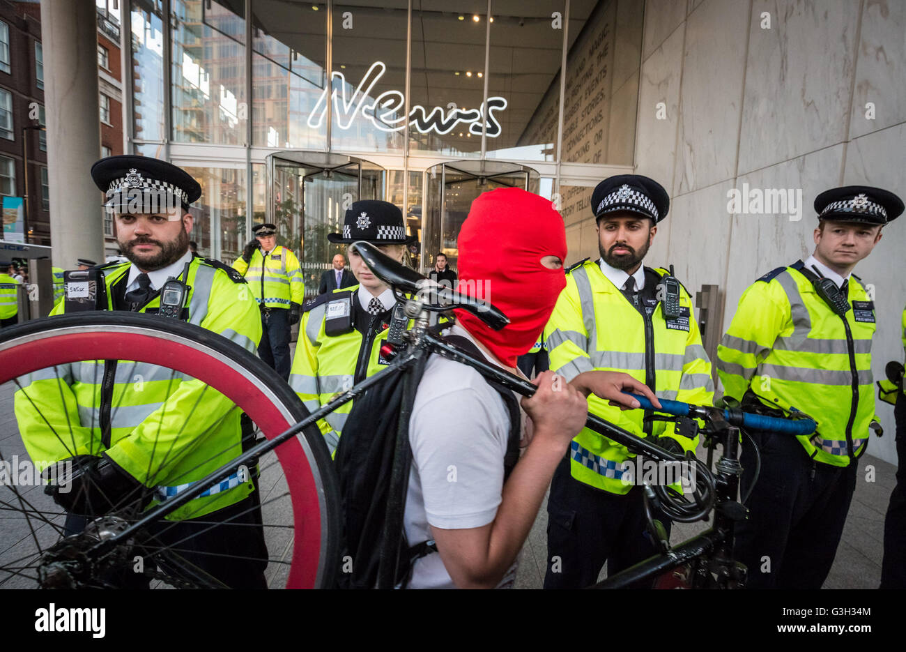 Londres, Royaume-Uni. 24 Juin, 2016. Défendre tous les migrants. Après une protestation pour un référendum mené par quelques centaines de manifestants pro-réfugiés et les groupes anarchistes ont marché de Aldgate East London to News UK AC dans London Bridge Crédit : Guy Josse/Alamy Live News Banque D'Images