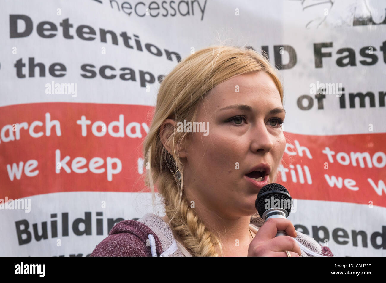 Londres, Royaume-Uni. 24 juin 2016. Mia du Brick Lane Débats parle lors de la manifestation à Altab Ali Park le jour après que le Royaume-Uni a voté pour quitter l'UE contre le racisme, pour les droits des migrants et contre la violence fasciste. Ils disent que l'immigration et les immigrants ont été attaqués et boucs émissaires non seulement par les deux demeurent et quitter, mais par les principaux partis et des médias depuis plus de 20 ans, attiser la haine en insistant pour que les immigrants sont un "problème". Peter Marshall/Alamy Live News Banque D'Images