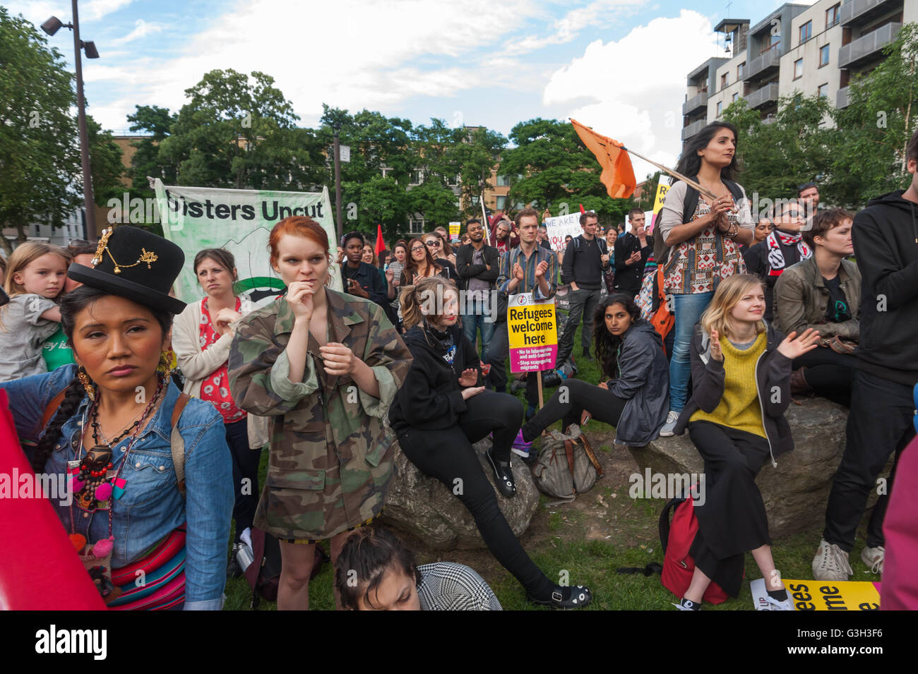 Londres, Royaume-Uni. 24 juin 2016. Les socialistes et les anarchistes ont organisé une manifestation et une marche de la journée après le Royaume-Uni a voté pour quitter l'UE contre le racisme, pour les droits des migrants et contre la violence fasciste. Ils disent que l'immigration et les immigrants ont été attaqués et boucs émissaires non seulement par les deux demeurent et quitter, mais par les principaux partis et des médias depuis plus de 20 ans, attiser la haine en insistant pour que les immigrants sont un "problème". Peter Marshall/Alamy Live News Banque D'Images