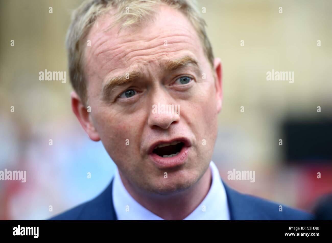 Tim Farron MP, leader des libéraux-démocrates, le résultat du référendum de l'Union européenne journée à College Green, Londres UK Banque D'Images
