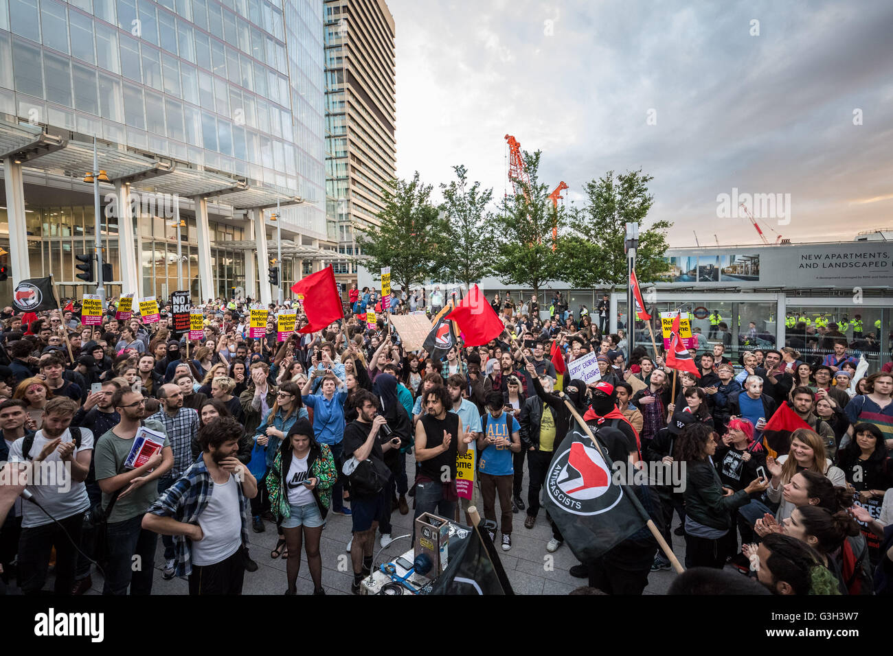 Londres, Royaume-Uni. 24 Juin, 2016. Défendre tous les migrants. Après une protestation pour un référendum mené par plus de cinq cents manifestants pro-réfugiés et les groupes anarchistes ont marché de Aldgate East London to News UK AC dans London Bridge Crédit : Guy Josse/Alamy Live News Banque D'Images