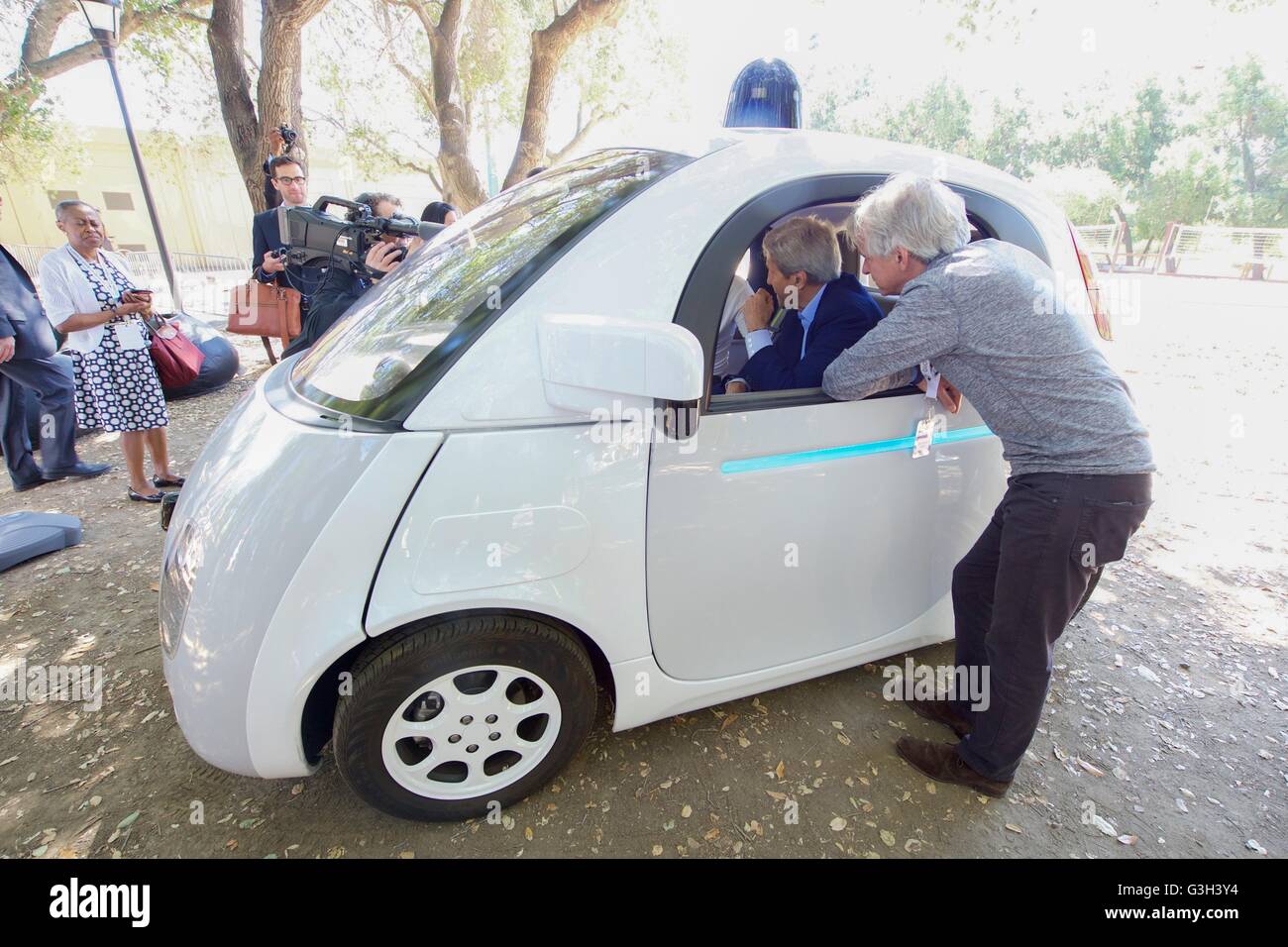 Le secrétaire d'Etat John Kerry se trouve à l'intérieur de l'auto-Conduite de Google à la voiture mondiale de l'entrepreneuriat 2016 Marché de l'innovation, le 23 juin 2016 à Palo Alto, en Californie. Banque D'Images