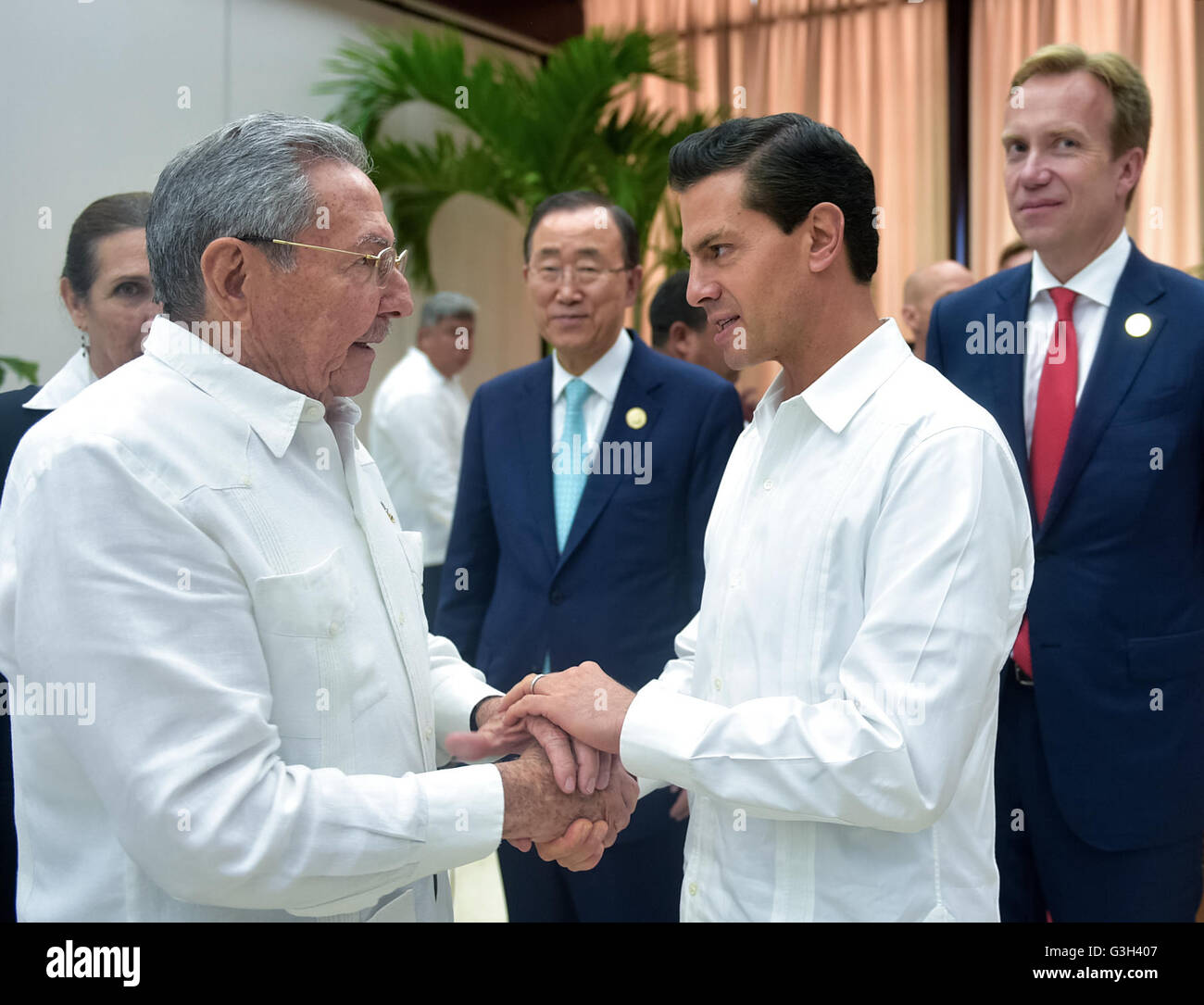 Le Président mexicain Enrique Pena Nieto, serre la main du leader cubain Raul Castro au cours de la cérémonie de signature se terminant le 50-ans d'effusions entre la guérilla des FARC et le Gouvernement colombien le 23 juin 2016 à La Havane, Cuba. Banque D'Images