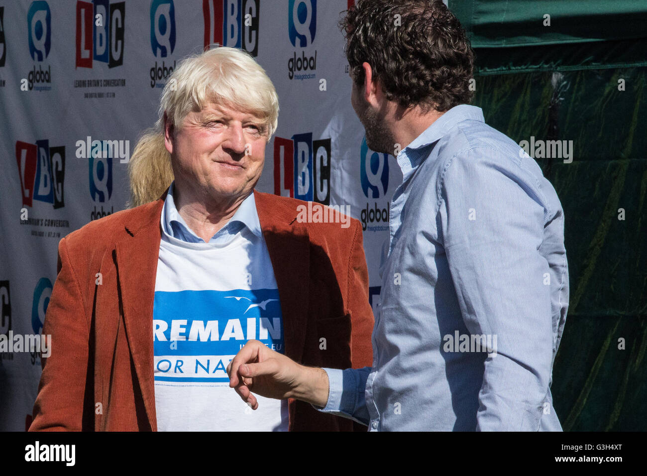 Londres, Royaume-Uni. 24 Juin, 2016. Stanley Johnson, homme politique, auteur et père de Boris Johnson, parle aux médias au sujet du vote du référendum britannique de quitter l'Union européenne. Credit : Mark Kerrison/Alamy Live News Banque D'Images