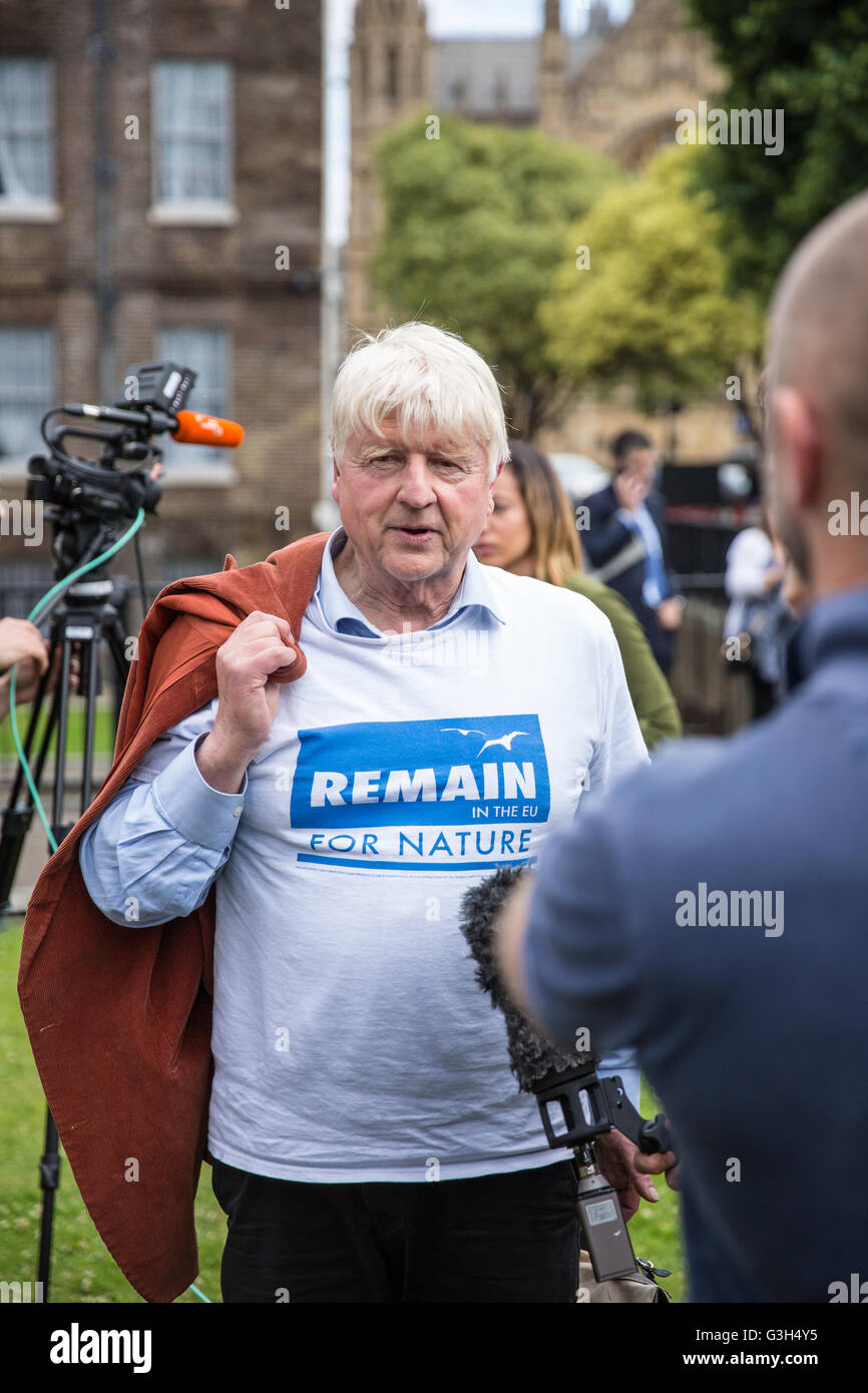 Londres, Royaume-Uni. 24 Juin, 2016. Stanley Johnson, homme politique, auteur et père de Boris Johnson, parle aux médias au sujet du vote du référendum britannique de quitter l'Union européenne. Credit : Mark Kerrison/Alamy Live News Banque D'Images