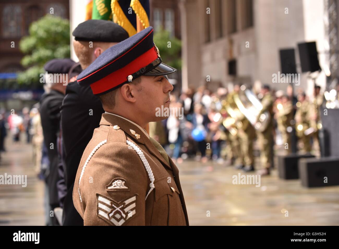 Manchester UK 25 juin 2016 soldats au garde, que Manchester a lieu la Journée des Forces armées à St Peter's Square, au centre de Manchester, dans le cadre du programme national d'appréciation de l'armée. Crédit : John Fryer/Alamy Live News Banque D'Images