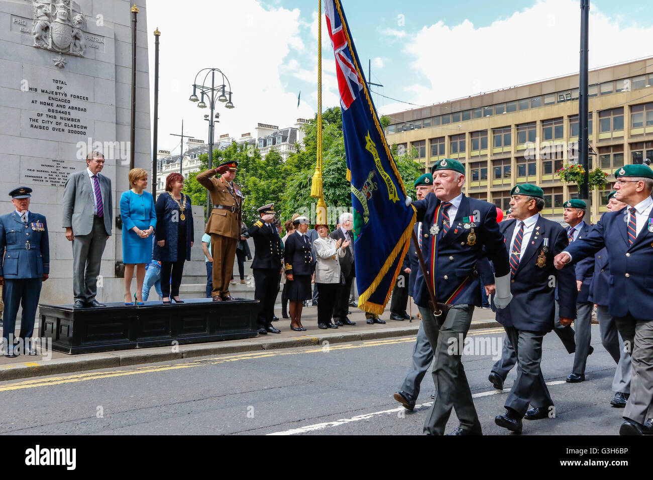 Glasgow, Ecosse, Royaume-Uni. 25 Juin, 2016. Nicola Sturgeon ont pris part à la célébration annuelle de la Journée des Forces armées dans la région de George Square, Glasgow. Elle a fait partie de ces personnalités sur le podium et 'a pris la Salute" avec le Lord Lieutenant, Provost Sadie Docherty et hauts dirigeants représentant toutes les forces. Credit : Findlay/Alamy Live News Banque D'Images