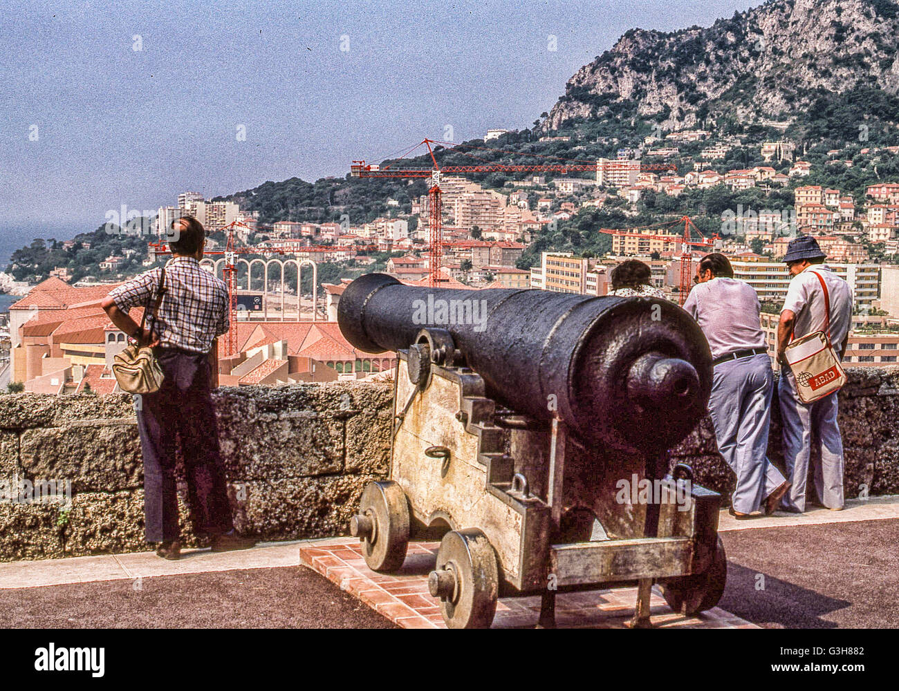 Monaco, Principauté de Monaco. 24 Sep, 2004. Les touristes d'un flanc cannon médiévale qu'ils en ont l'air au-dessus des murs du 13ème siècle, Palais du Prince (Palais de Monaco), résidence officielle du Prince de Monaco et sa famille. La Principauté de Monaco est une monarchie constitutionnelle et la ville-état souverain sur la Riviera, et il est le navire de croisière et de destination. © Arnold Drapkin/ZUMA/Alamy Fil Live News Banque D'Images