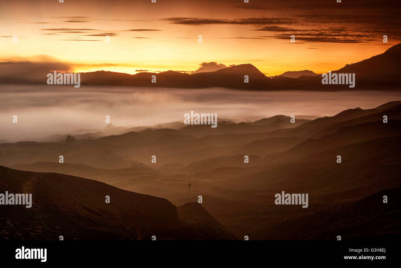 Les couches de brouillard de l'Bromo-Tengger-Semeru National Park, à l'Est de Java, en Indonésie. Banque D'Images