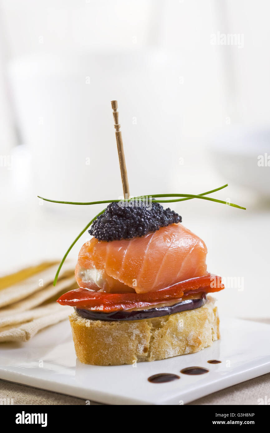 L'Espagnol montadito tapa avec du saumon et du caviar Banque D'Images