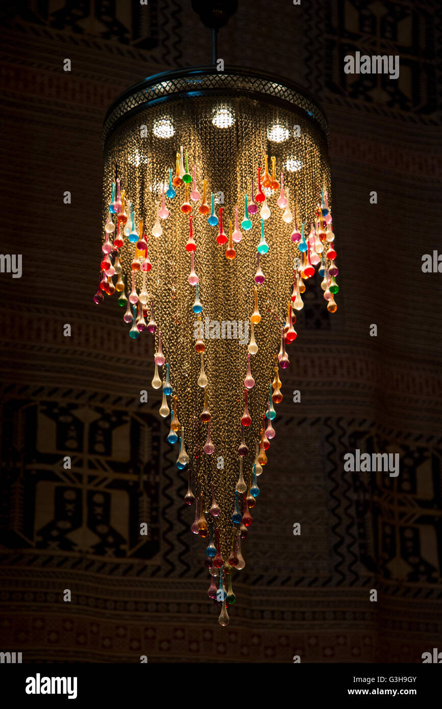 Lampe orientale pendant du plafond à Agadir Photo Stock - Alamy