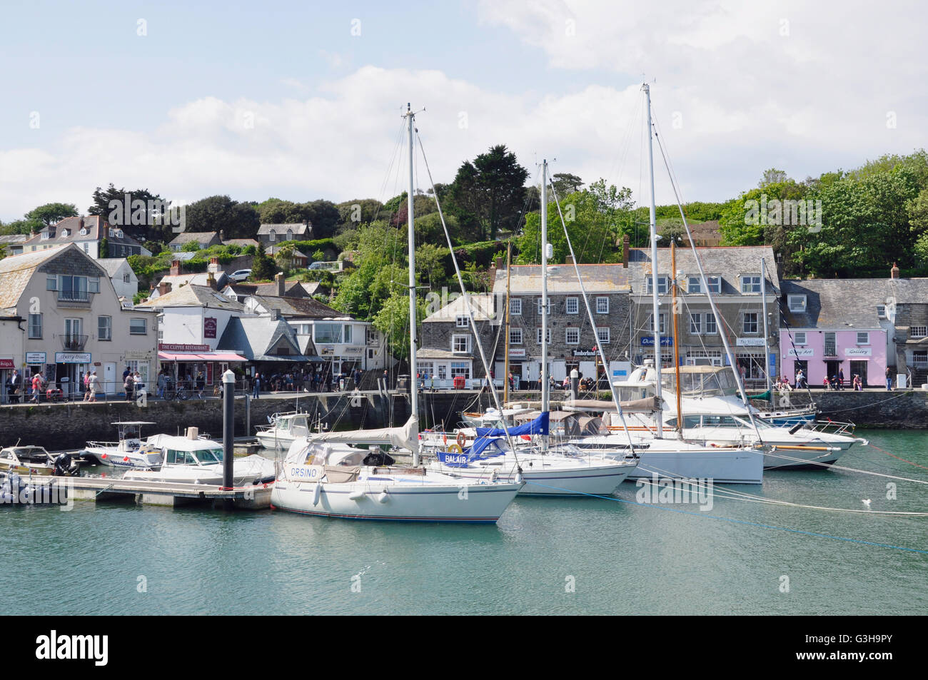 - Cornwall Padstow Harbour - bateaux à l'ancre - Bateaux de plaisance - toile de bâtiments d'époque, le quai de la ligne - soleil  + ciel bleu Banque D'Images