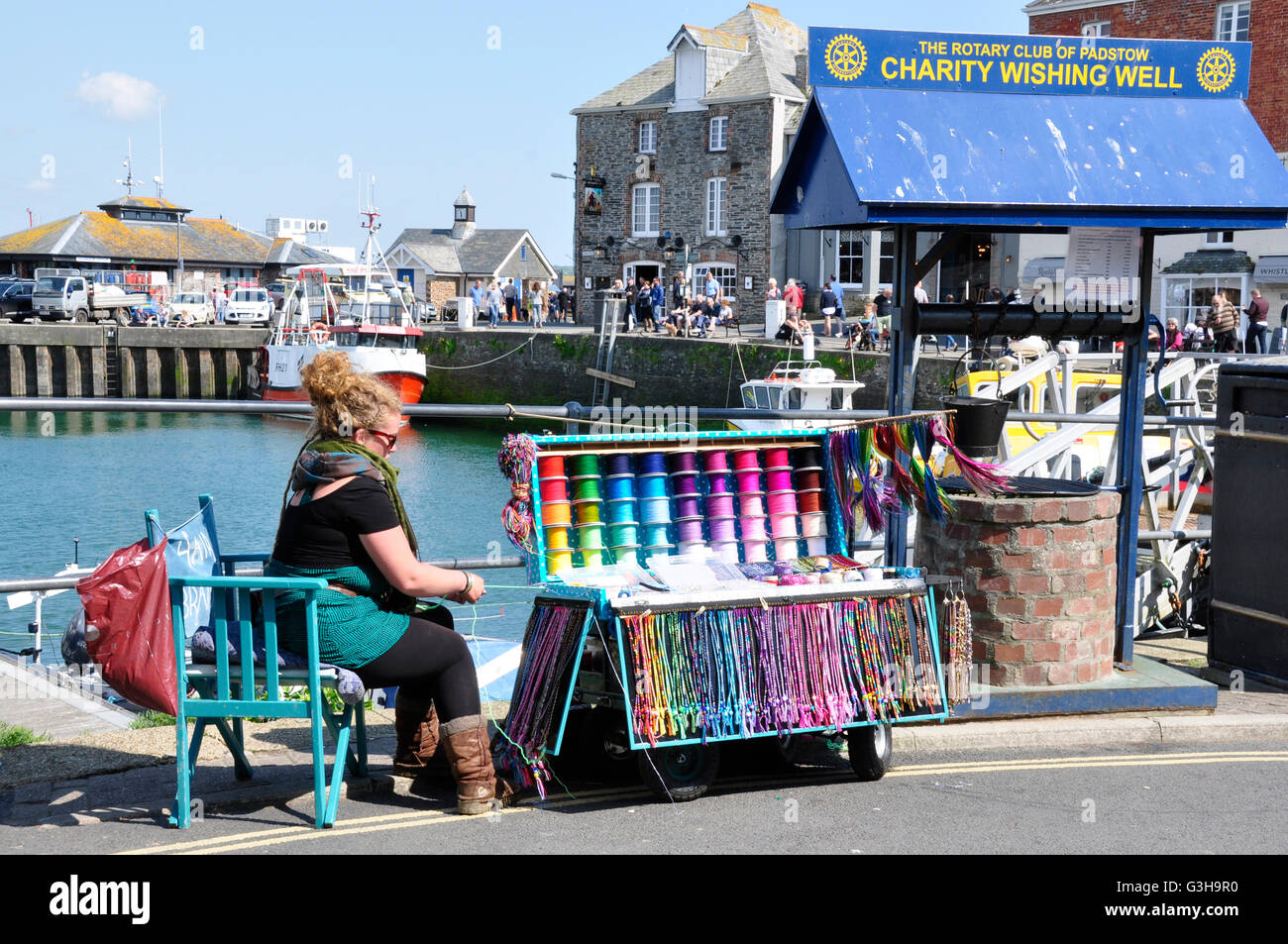 - Cornwall Padstow Harbour - sur le quai du vendeur bracelet d'amitié - la charité qui veulent bien - couleurs brillantes - sunlight Banque D'Images