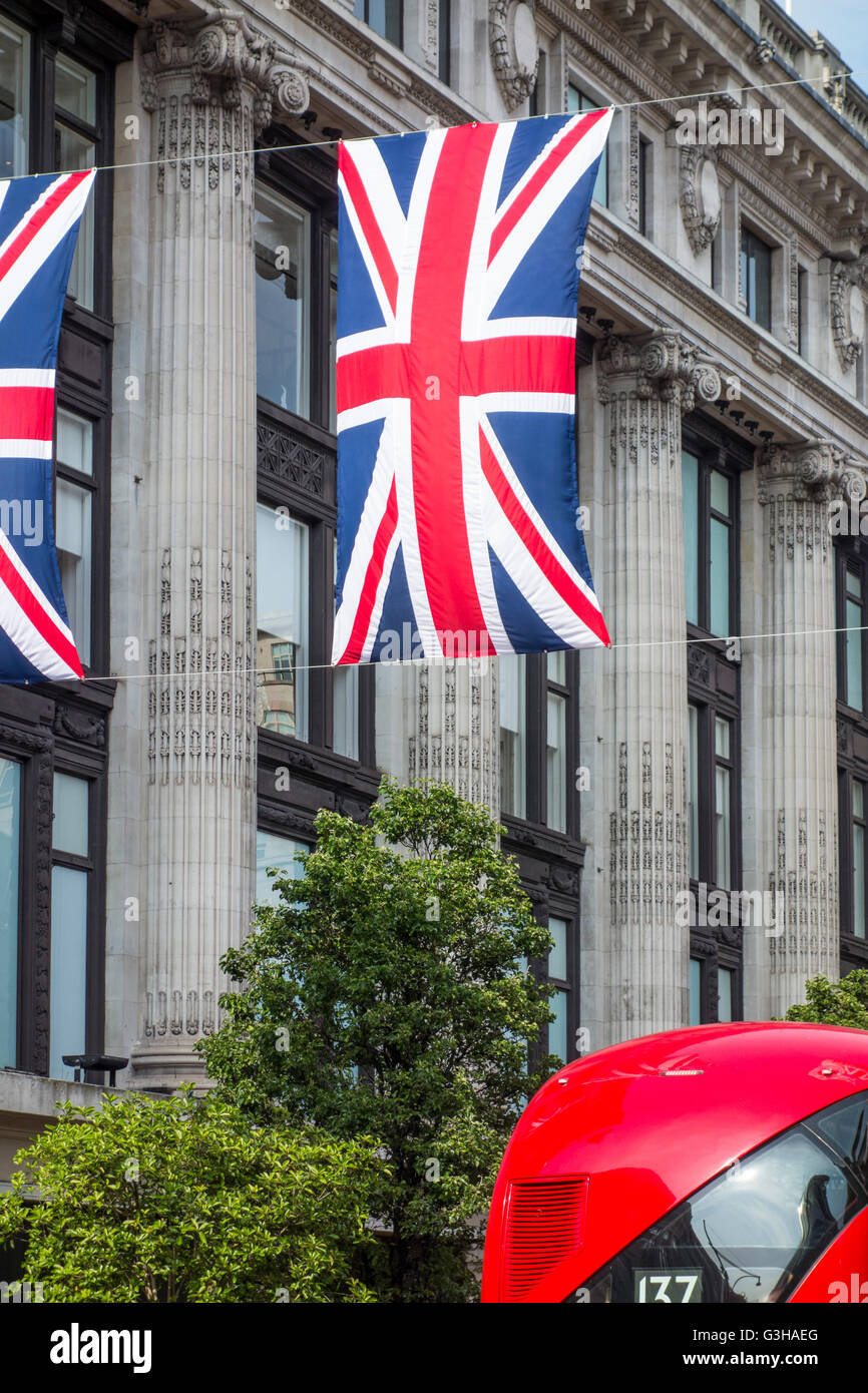 Union européenne drapeaux / drapeaux Union Jack qui pèsent sur Oxford Street, Londres pour l'anniversaire de la Reine Banque D'Images