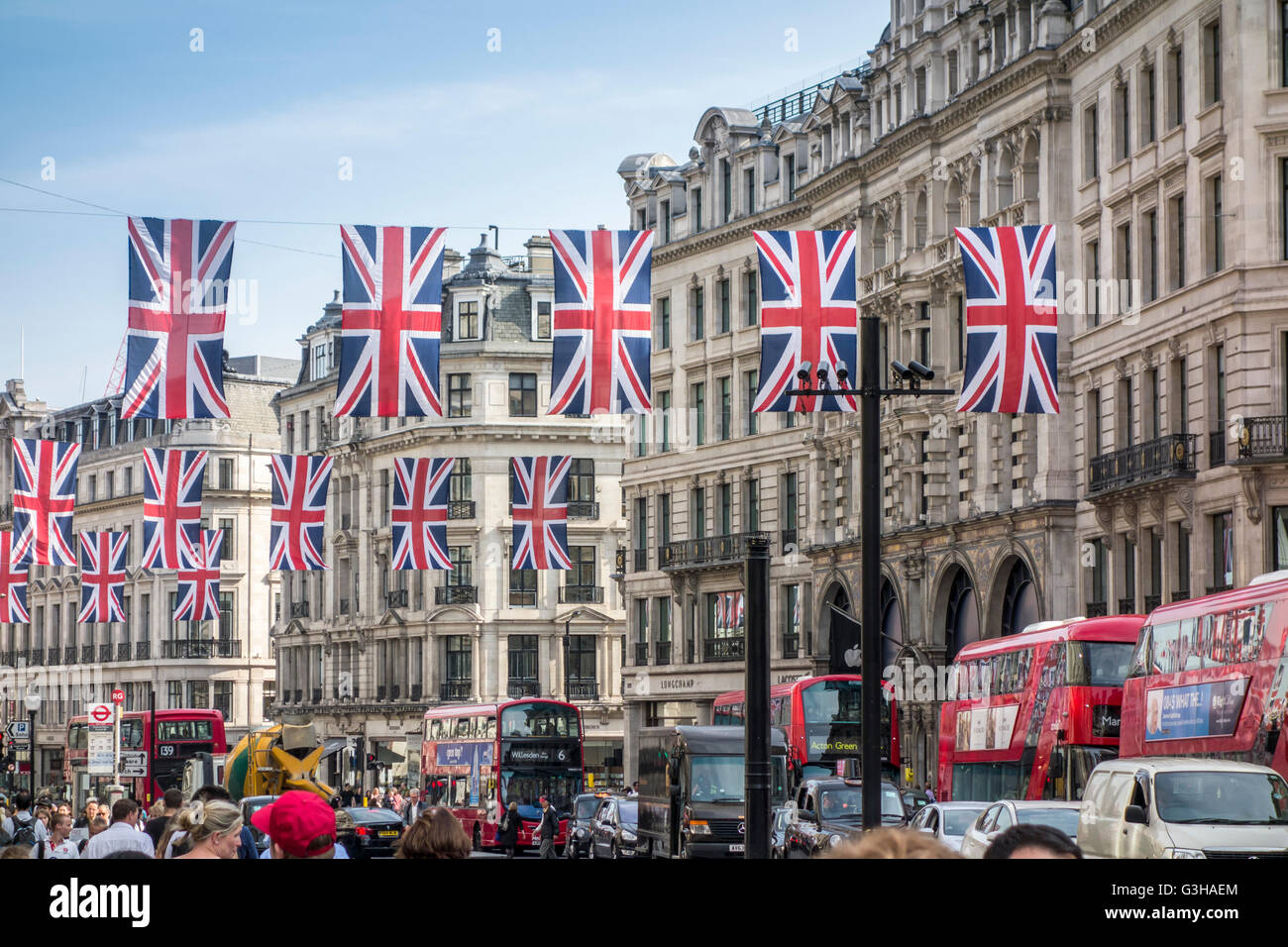 Union européenne drapeaux / drapeaux Union Jack qui pèsent sur Regent Street, Londres pour l'anniversaire de la Reine Banque D'Images