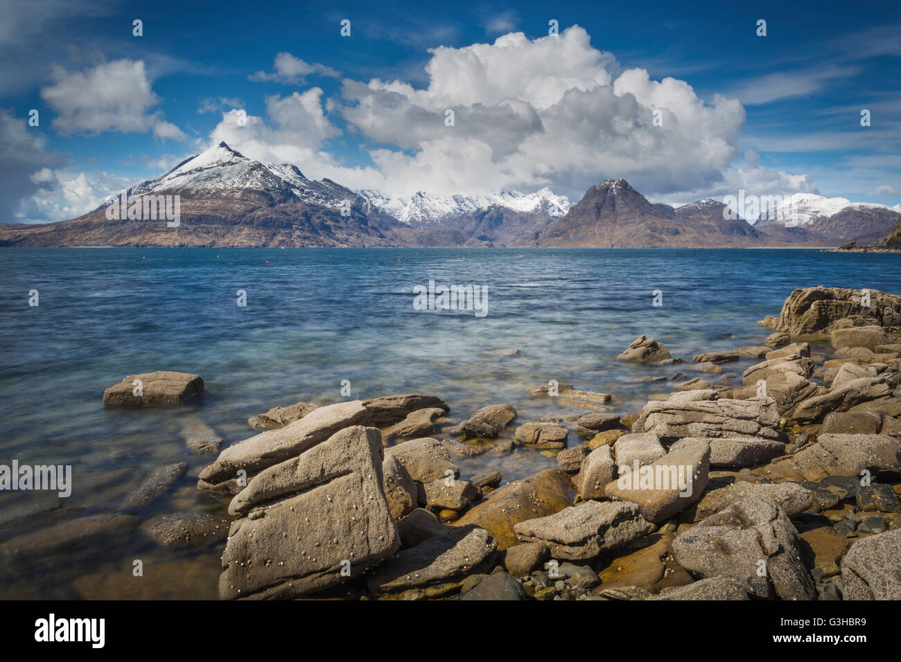 Côte de grès érodées Loch Scavaig, Cuillin Ridge, Elgol, île de Skye, Écosse Banque D'Images