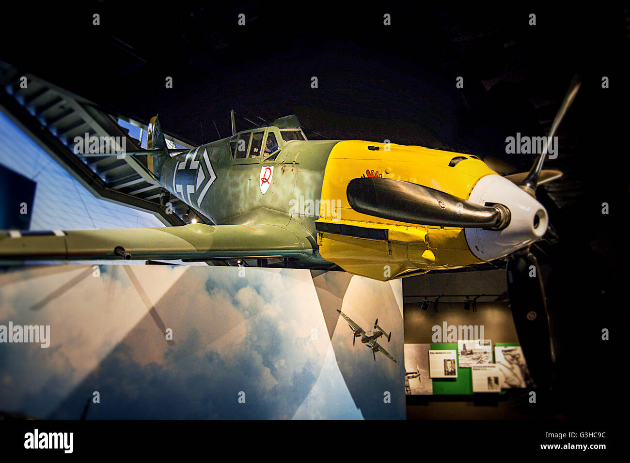 Guerre mondiale Guerre hélice avion restauré et affiche Banque D'Images