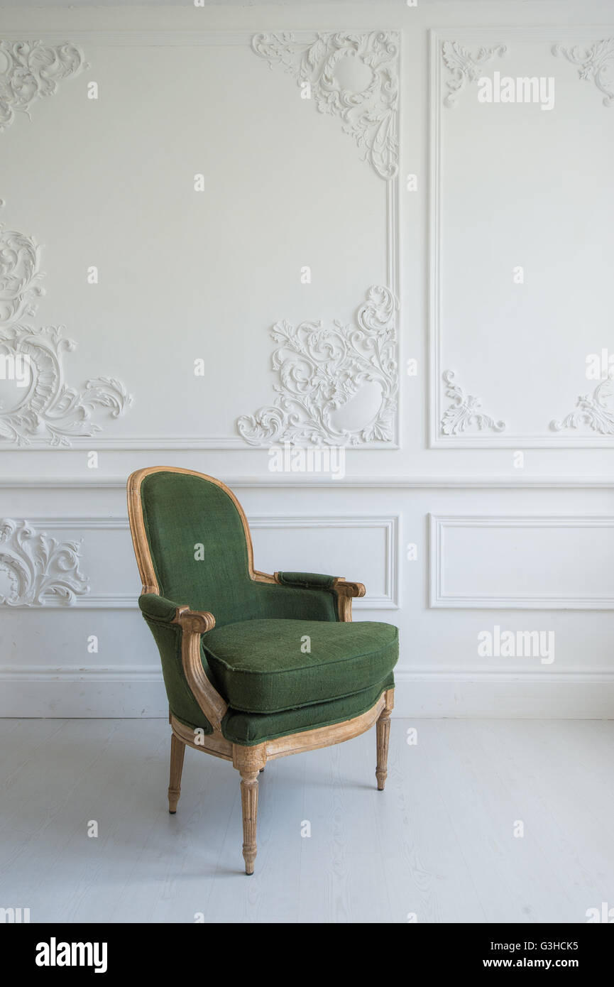 Fauteuil vert élégant dans le luxe de l'intérieur blanc brillant Banque D'Images