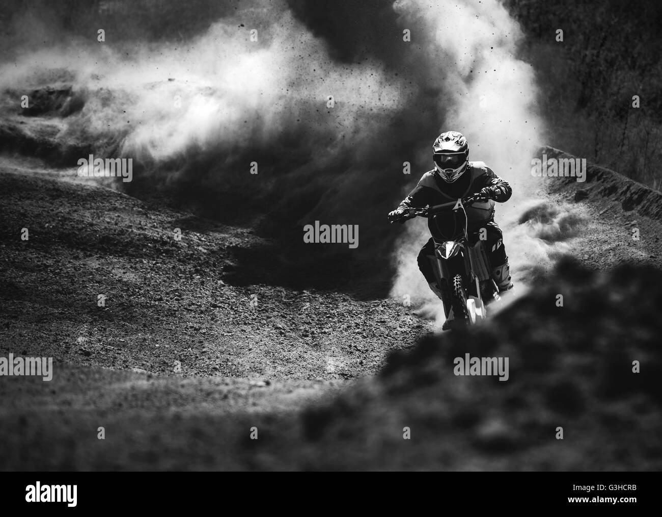 Motocross racer accélère dans la voie de la poussière, photo en noir et blanc Banque D'Images