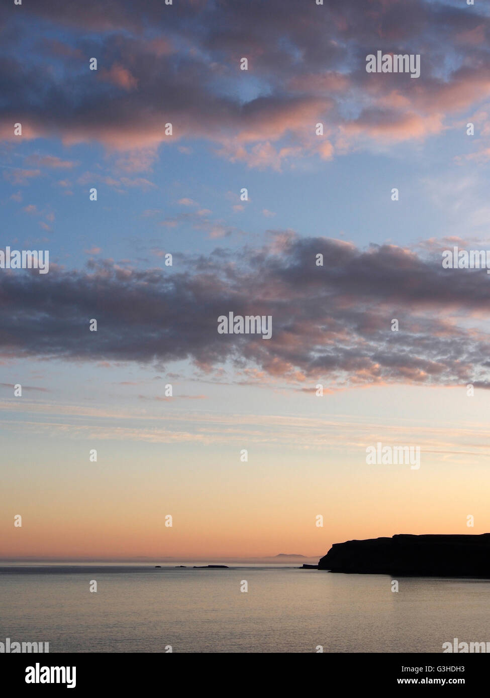 Vue du coucher de soleil vers un lointain Barra de Sanday, Canna, Ecosse Banque D'Images