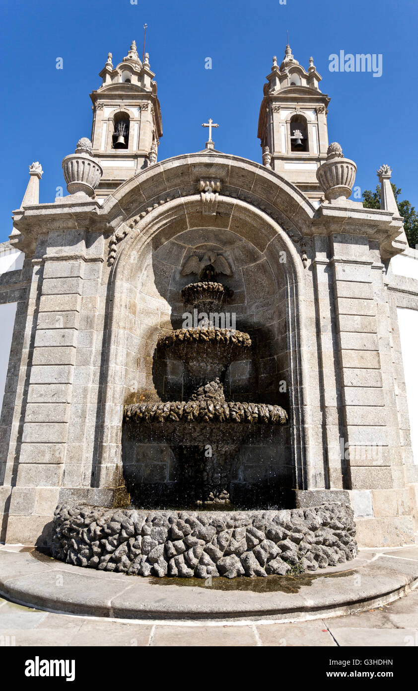 Fontaine à eau sur le dessus de l'escalier menant à la basilique de Bom Jesus (Bon Jésus) à Braga, Portugal Banque D'Images