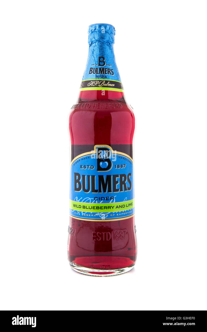 Bouteille de Bulmers Wild Blueberry et cidre citron vert sur fond blanc, Bulmers administré par H. P. Bulmer Banque D'Images