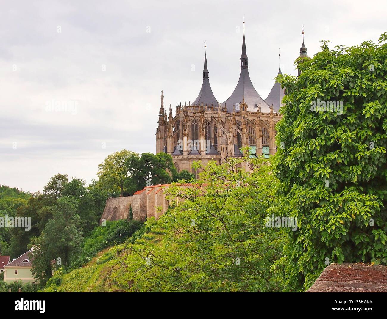 Célèbre quartier gothique église Sainte Barbara à Kutná Hora, République tchèque. Vue paysage sur l'église Sainte Barbara de Brukner park. Banque D'Images