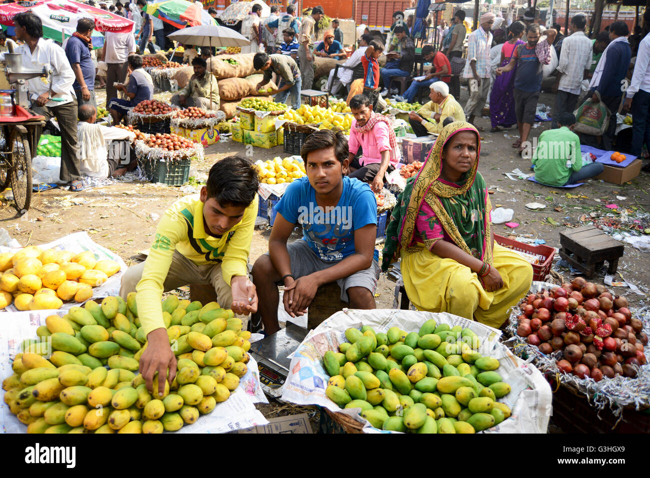 Vendeur de fruits au marché indien Banque D'Images