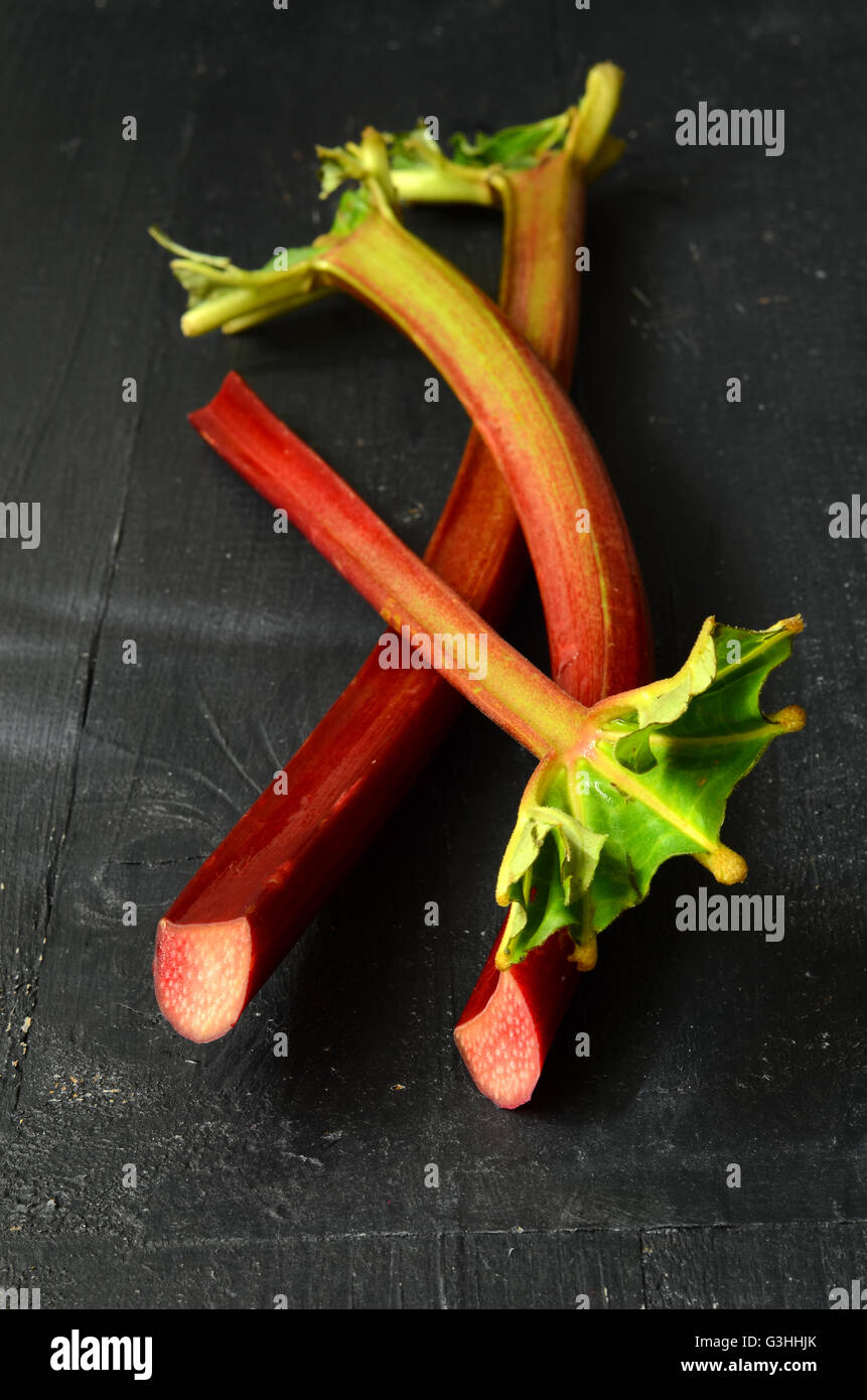 Bouquet de tiges de rhubarbe bio a Banque D'Images