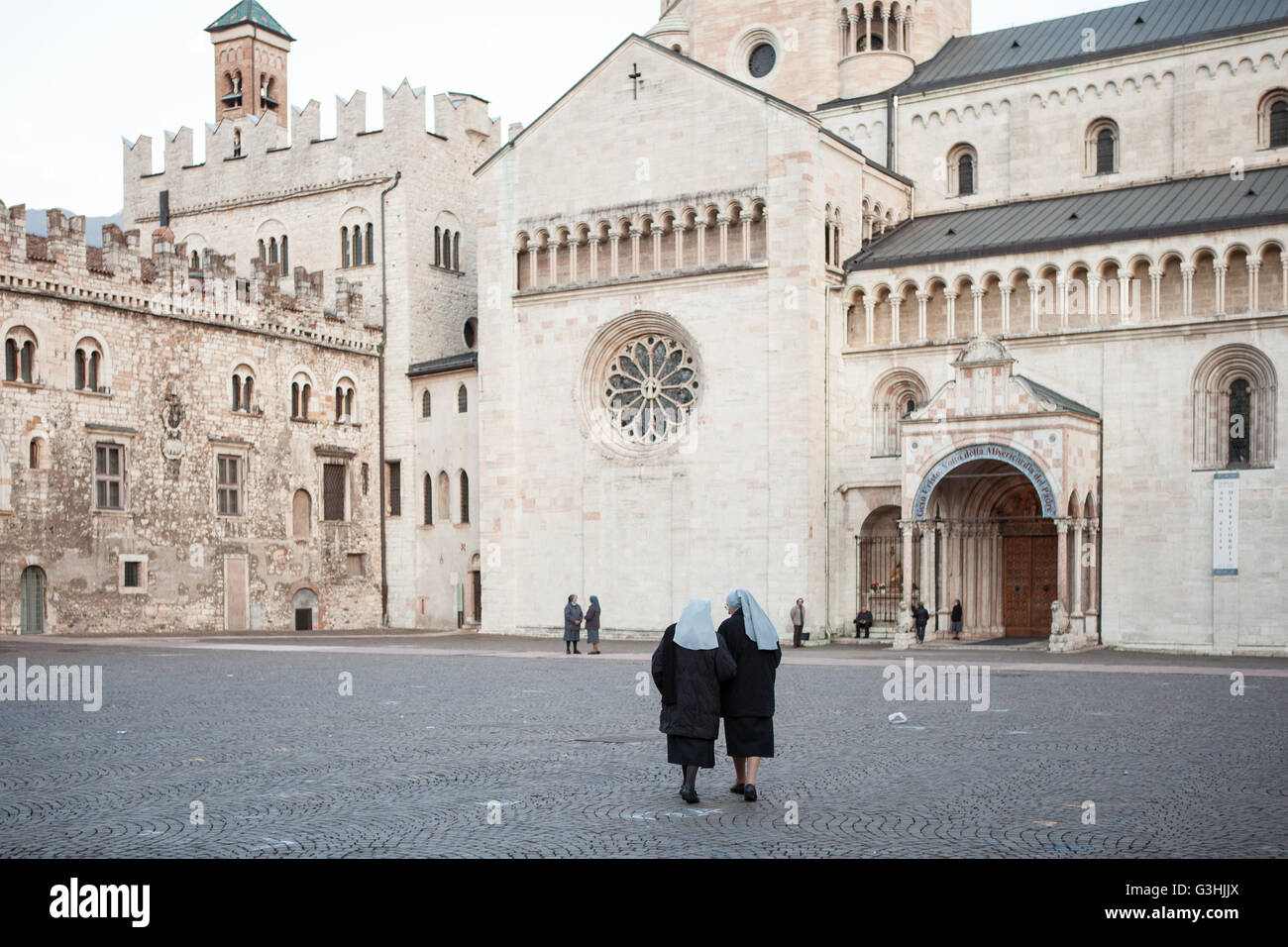 Deux religieuses traverser la piazza del Duomo. Trento, Italie. Banque D'Images