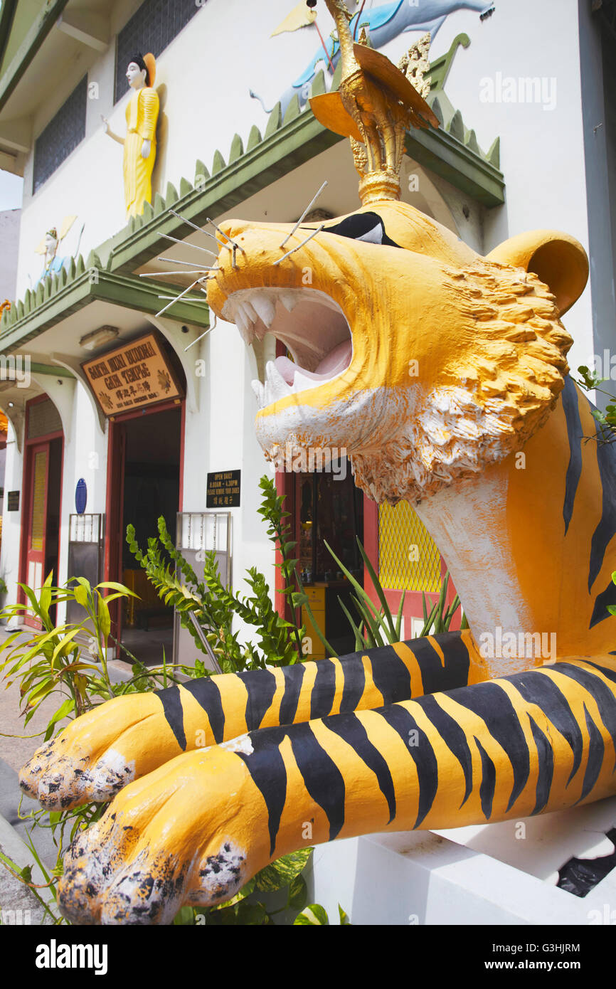 Statue de tigre en dehors Sakaya Muni Buddha Gaya Temple (Temple de 1000 feux), Little India, Singapour Banque D'Images